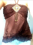 Bluzka z ozdobnymi kamieniami i koronką 