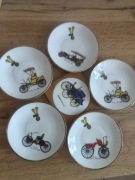 Porcelanowe talerzyki z autami kolekcjonerskie 