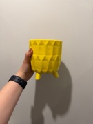Żółta doniczka ceramiczna osłonka