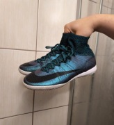 Buty piłkarskie 40 typu halówki marki Nike. Cholewka o charakterystycznym, 