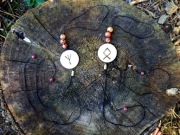 Amulet Ochronny DOMU i RODZINY – Ręcznie Wypalane Runy ALGIZ & OTHALA