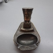 Metalowa popielniczka Nefrettete.