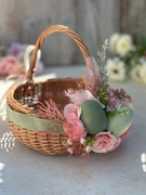 Koszyczek na Wielkanoc, koszyczek wielkanocny z kolorowymi pisankami