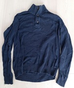 Dwa swetry - jeden w dobrym stanie, drugi bardziej roboczy