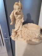 Mała doniczka z figurką japońskiego z żywicy rybaka z 1985roku 