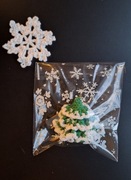 Choinka breloczek w świątecznym opakowaniu prezentowy.