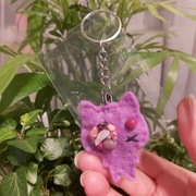 2 lupy wielkości karty kredytowej i brelok fioletowy