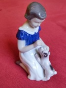 Figurka Bing Grondahl  dziewczyna z psem