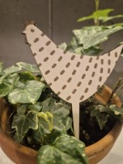 Drewniana kurka dekoracyjna na piku biała 