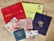 Firmowe torby papierowe z logo marki.