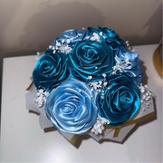 Flowerbox ze wstążek z 7 róż