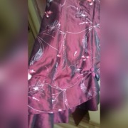 Sukienka z bolerkiem na bal lub inną uroczystość.