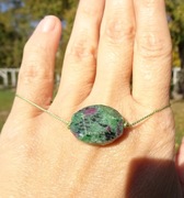 Bransoletka regulowana na nici jedwabnej Zoisyt z rubinem Anyolit