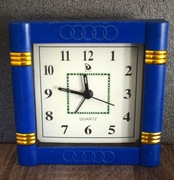 Mały zegarek kwarcowy z funkcją budzika .