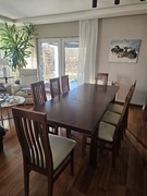 Stół z krzesłami i komoda z litego drewna