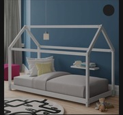 Lozko dzieciece DOMEK. Sosnowe.