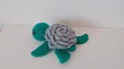 Maskotka żółw ze srebrną różą wykonany na szydełku