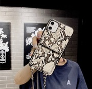 Case na łańcuszku iPhone 12 opakowanie etui wężowe