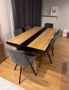 Drewniany stół z szufladami oraz komplet 6 krzeseł