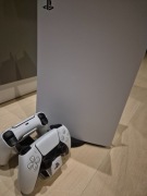 PlayStation 5 z napędem + Gwarancja + 2 pady + stacja ładowania 