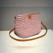 Jasnoróżowa torebka na szydełku