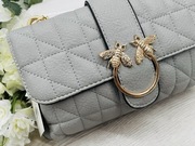 Szara torebka listonoszka z pszczółkami