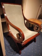 Stara odrestaurowana leżanka-kołyska, pełne drewno ,piękne obicie stan igła