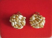 Klipsy vintage z lat 80tych splecione sztuczne perełki i złociste kulki 