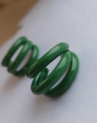 Kolczyki potrójne C zielone emaliowane sztyfty