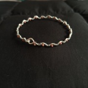 Srebrna bransoletka z miedzi i z koralikami. Rękodzieło.