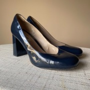 Clarks Gabriel Mist Navy Patent buty na obcasie