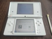 DSi: „Nintendo DSi + ładowarka | w pełni sprawna | stan bardzo dobry”
