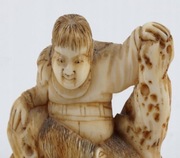 Netsuke - chłop na skale, Japonia, XIX w.