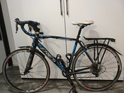 Rower szosowy, przerobiony na turystyka