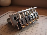 Mostek Tremolo Vintage do gitary - siodełka rolkowe - duży blok