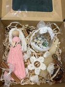 Box prezentowe z ozdobami świątecznymi 