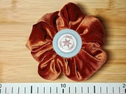 Aksamitna scrunchie średniej wielkości w kolorze miedzianym