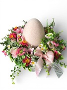 Wiosenny wielkanocny wianek na stół z jajkiem