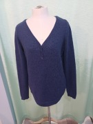 Sweter z zapięciem przy dekolcie roz.M