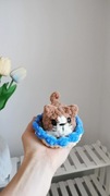 Kotek w koszyku na szydełku handmade, dekoracja 