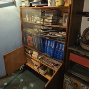 Biblioteczka z szybami z czasów PRL 