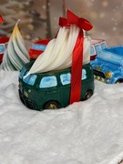 Świeca dekoracyjna w gipsowym autobusie z choinką 