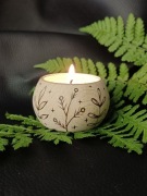 Ekologiczny, ręcznie robiony świecznik z wypalonymi roślinami