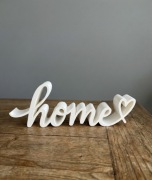 Napis dekoracyjny HOME z serduszkiem  Biały stojący dekor na półkę
