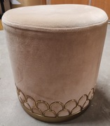 Puf różowy że złotym okuciem