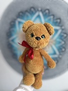 Miś z czerwoną kokardą