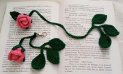 Różyczki wykonane na szydełku, brelok i zakładka do książki 