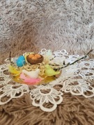 stroik wielkanocny: ceramiczne ptaki na gałązce bazi DIY