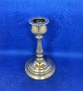 Mały metalowy świecznik wysokości 10 cm