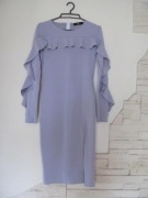 Sukienka w kolorze jasnego fioletu, lila z falbanką i długim rękawem